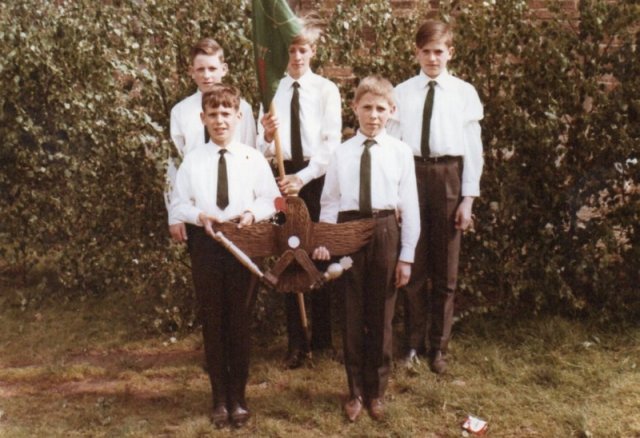 1966 Jungschützen mit Königsvogel